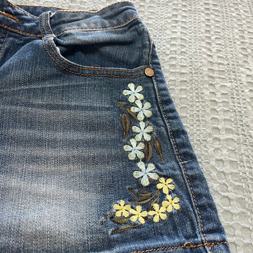 Harper Floral Embroidered Jean Shorts Size 29 Medium Blue Wash Stretch Denim